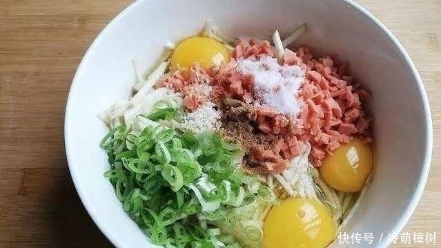 火腿肠|2个鸡蛋2个茄子，10分钟让早餐饼变得又软又壮