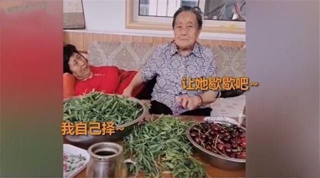 妈妈|92岁老妈宠72岁女儿,场面温馨感动,网友有妈的孩子像块宝