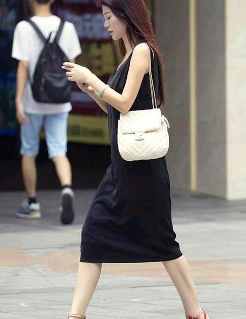 街拍:小美女黑色的穿搭风格,凸显出美女的优雅气质,真养眼