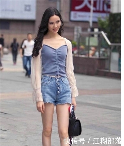 街拍性感多姿的小姐姐,轮廓性感分明,很不错的姑娘