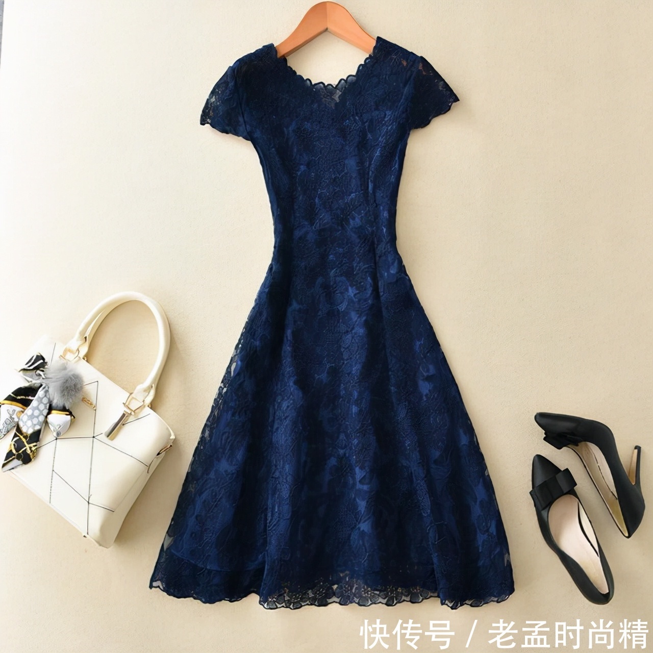 刺绣 修身A字裙,30岁的女性都这么穿,更添一抹韵味