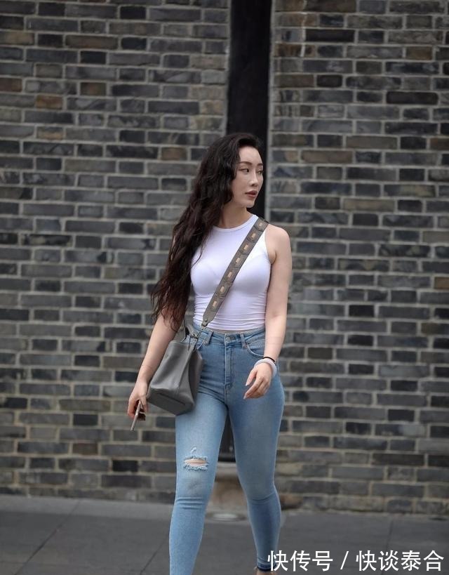 吊带背心|白色阔腿裤搭配吊带背心，使女性魅力十足，简约又时尚