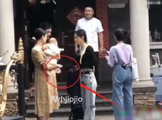 脚丫子|赵丽颖录节目却遇到小baby,看清她下意识动作,当妈的都懂