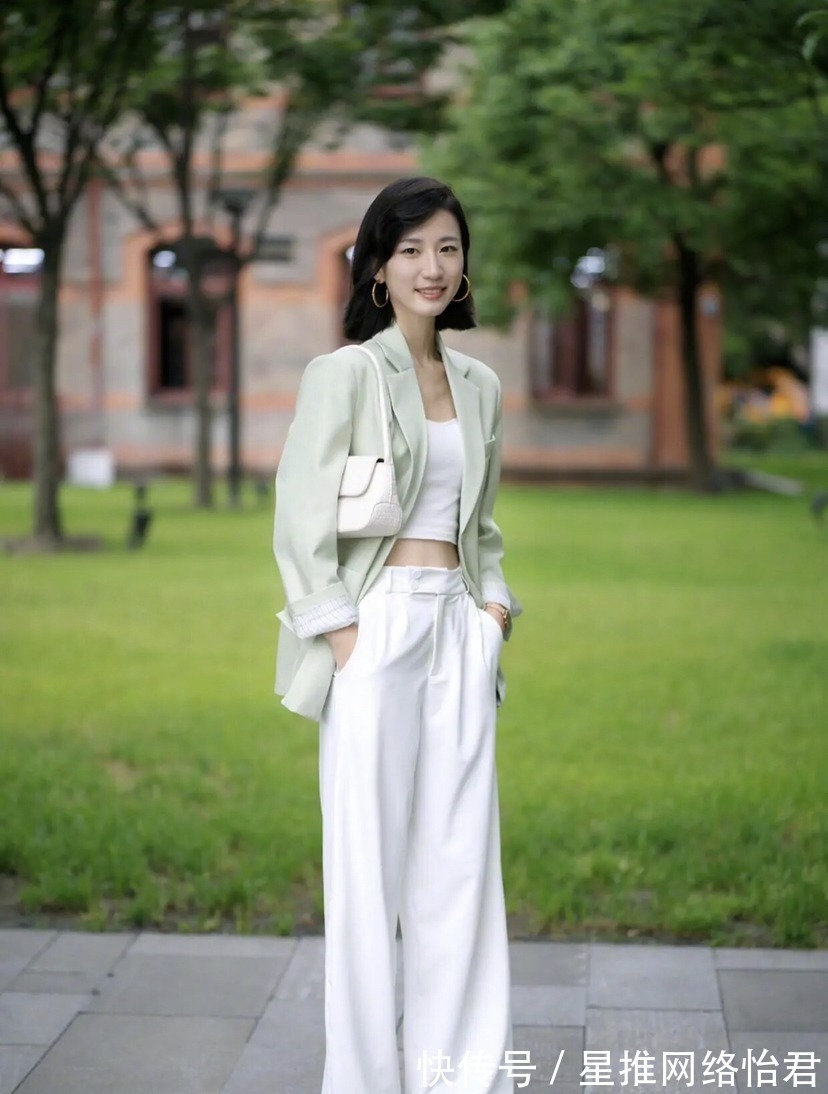 穿搭 裤子下面少穿“凉鞋”,现在流行这样穿,时髦又显高,适合小个子