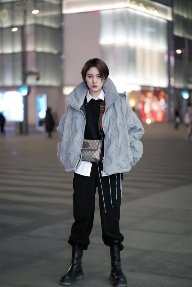 早春穿纯色内搭，搭配哪些“外套”更时髦？这些组合值得参考