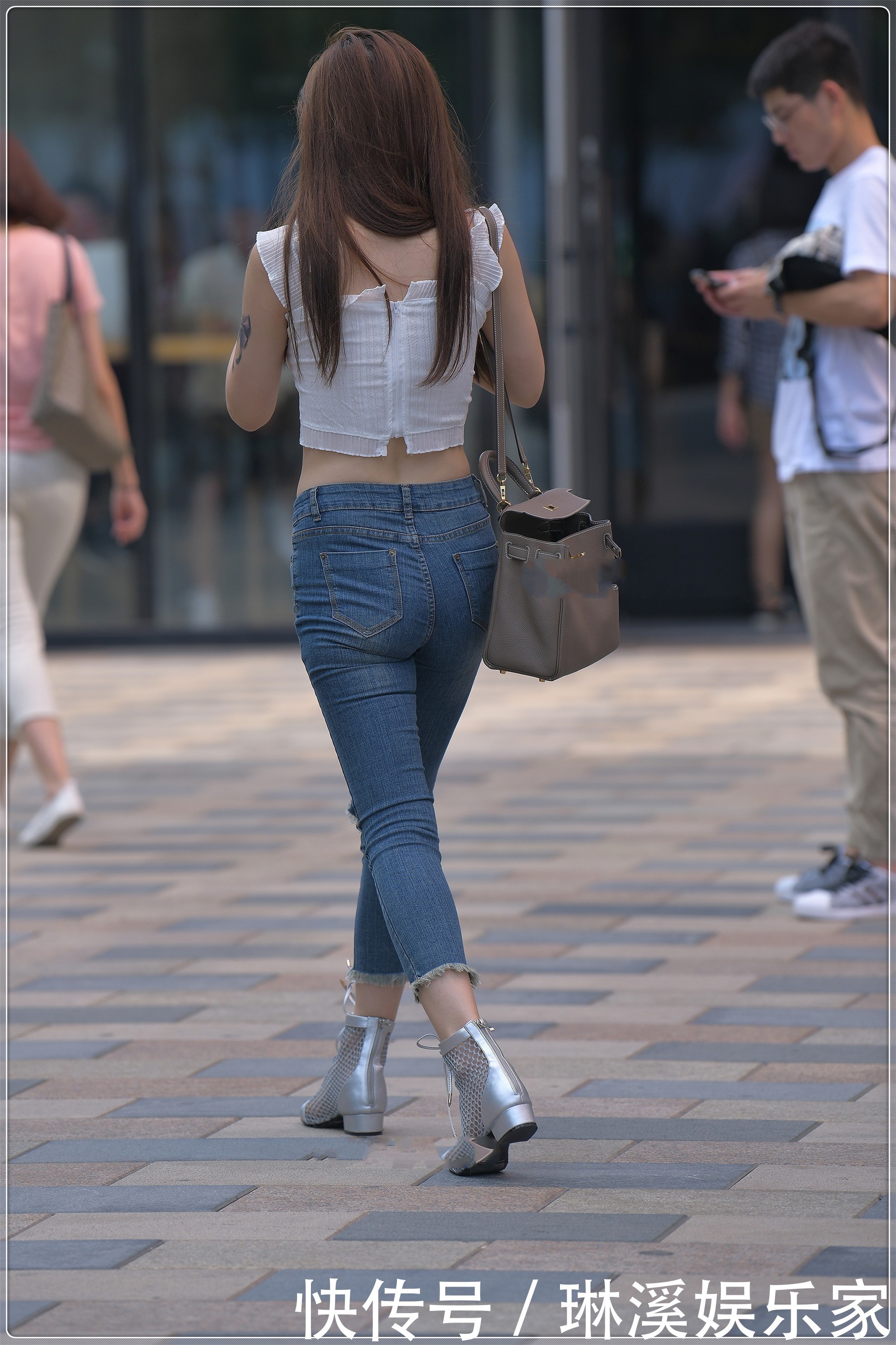 蕾丝花边吊带搭配破洞牛仔裤,精致时尚,公主范十足