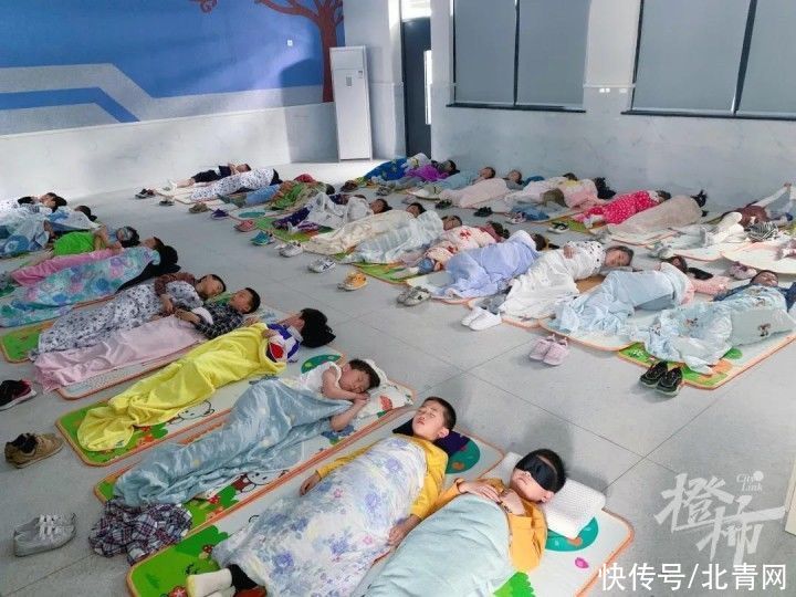 老师们|孩子中午能在学校“躺睡”了！有家长担心：脚臭怎么办？