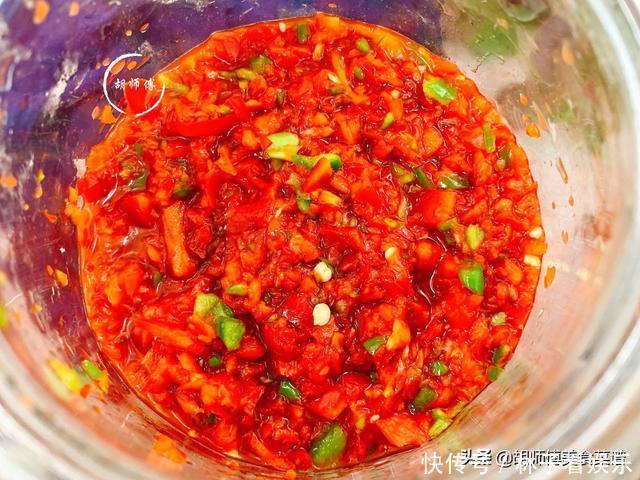 做辣椒酱时，只放盐可不行！多加2样料，辣椒酱不发霉不长毛，香