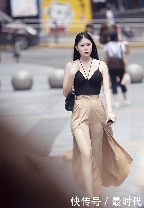 年轻|街拍:时尚美丽动人的小姐姐,身姿丰腴清新活力凸显年轻!