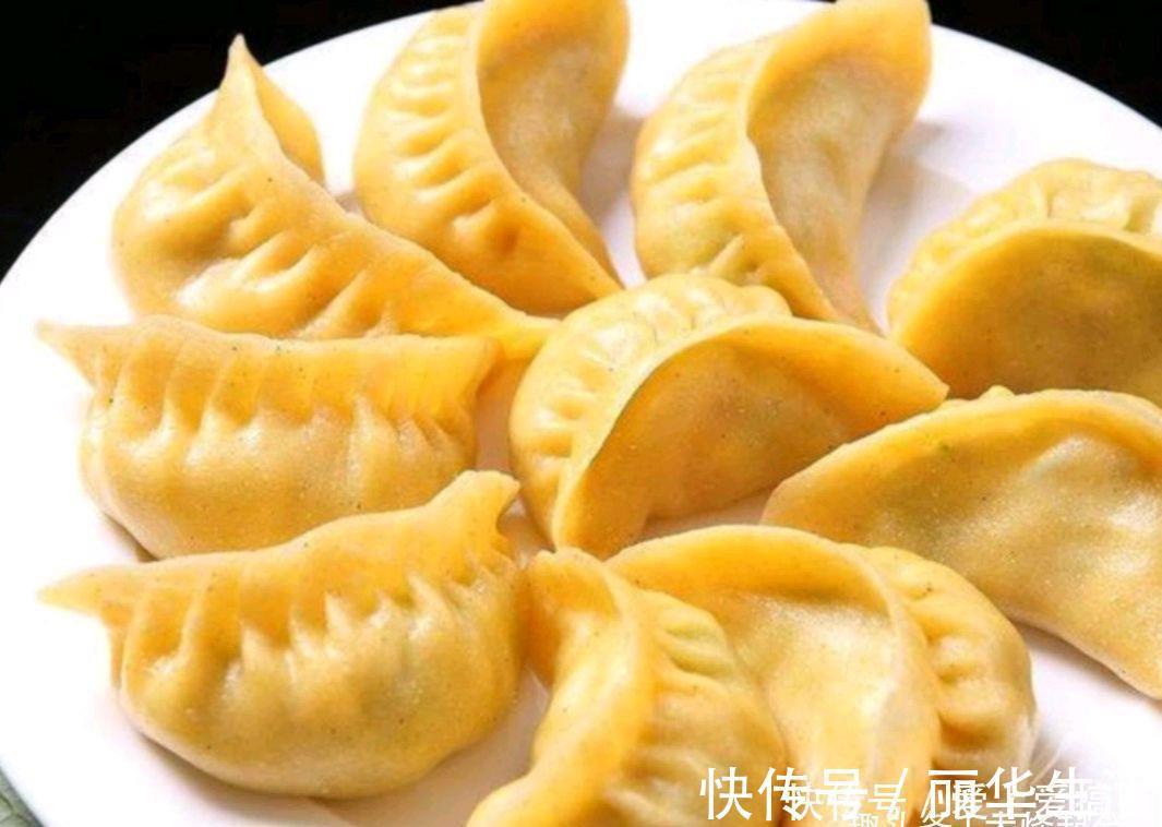 面团|粗粮玉米面做蒸饺,制作有诀窍,正确和面饺子皮才能劲道不会破
