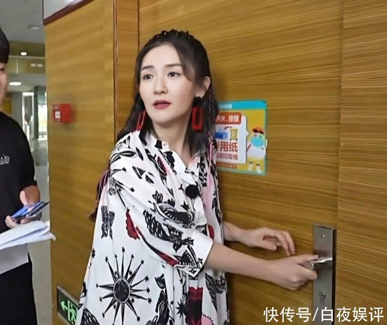 冲着谢娜复出看《快本》直播,却被33岁赵丽颖给美到了