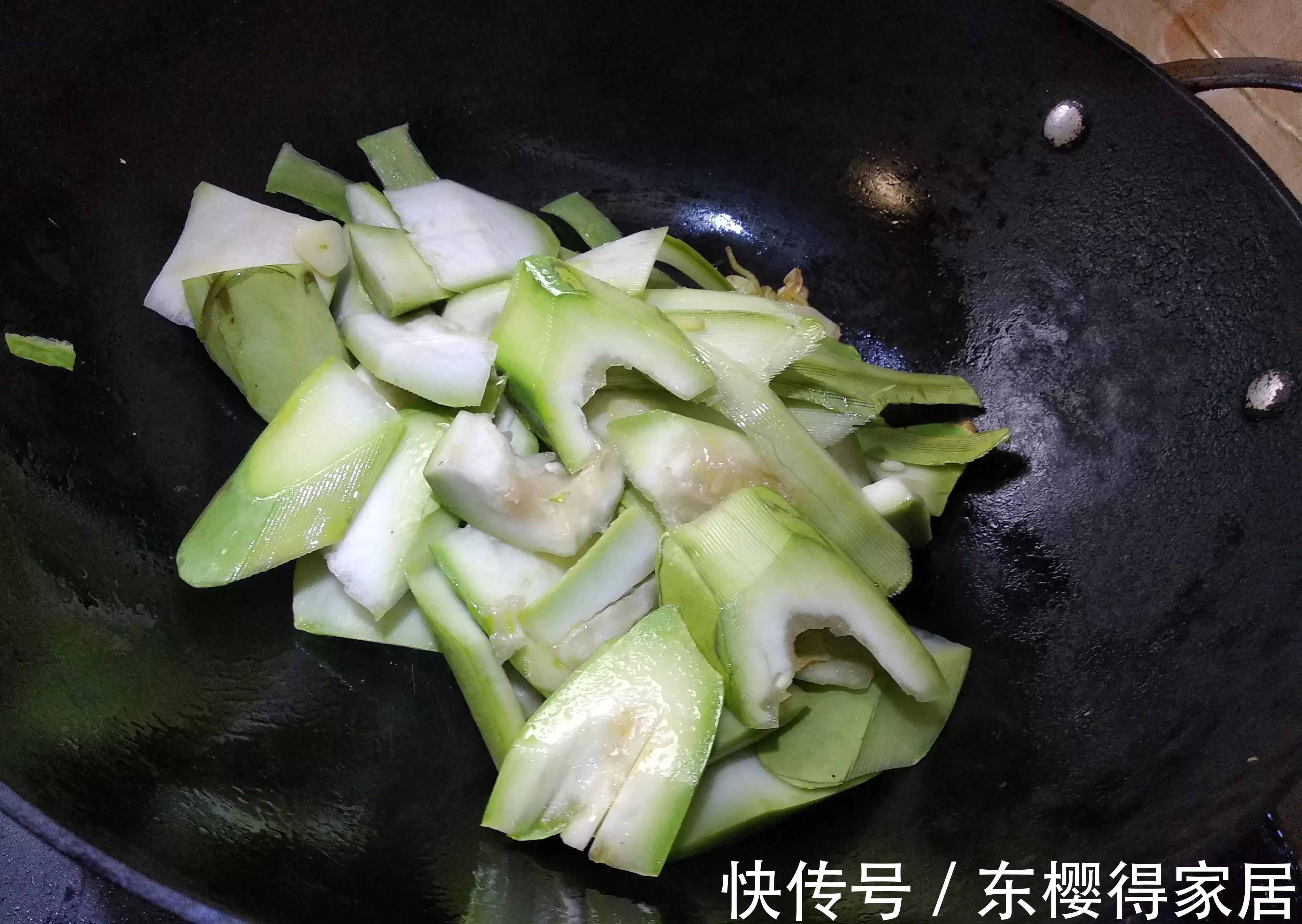 高压锅|入秋后，要吃这菜得抓紧，跟骨头炖鲜嫩又营养，错过可要再等一年