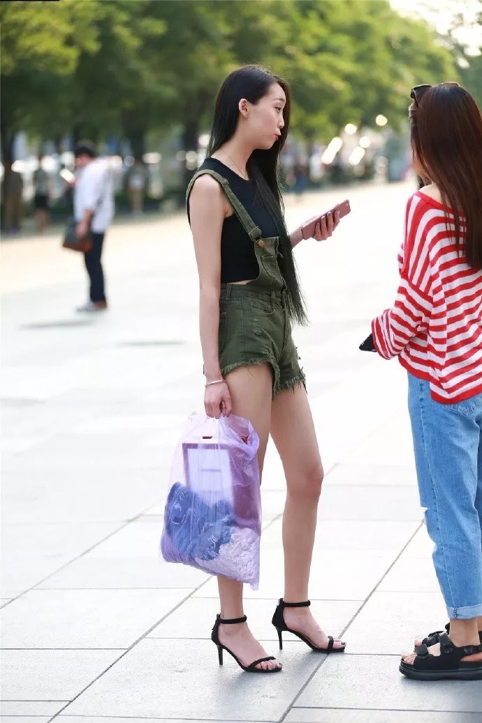 街拍:高跟鞋休闲搭配,女生成熟中带着性感的韵味