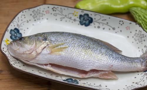 做清蒸鱼,用开水上锅还是冷水?教你正确做法,鱼肉鲜嫩没腥味
