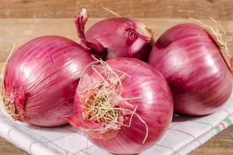 买洋葱时,选白皮的还是紫皮的?两者相差很大,以后别再买错了