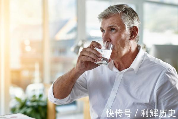 喝水|高血压需多喝水?喝正确才是关键,6个要点请谨记,别忽视了!