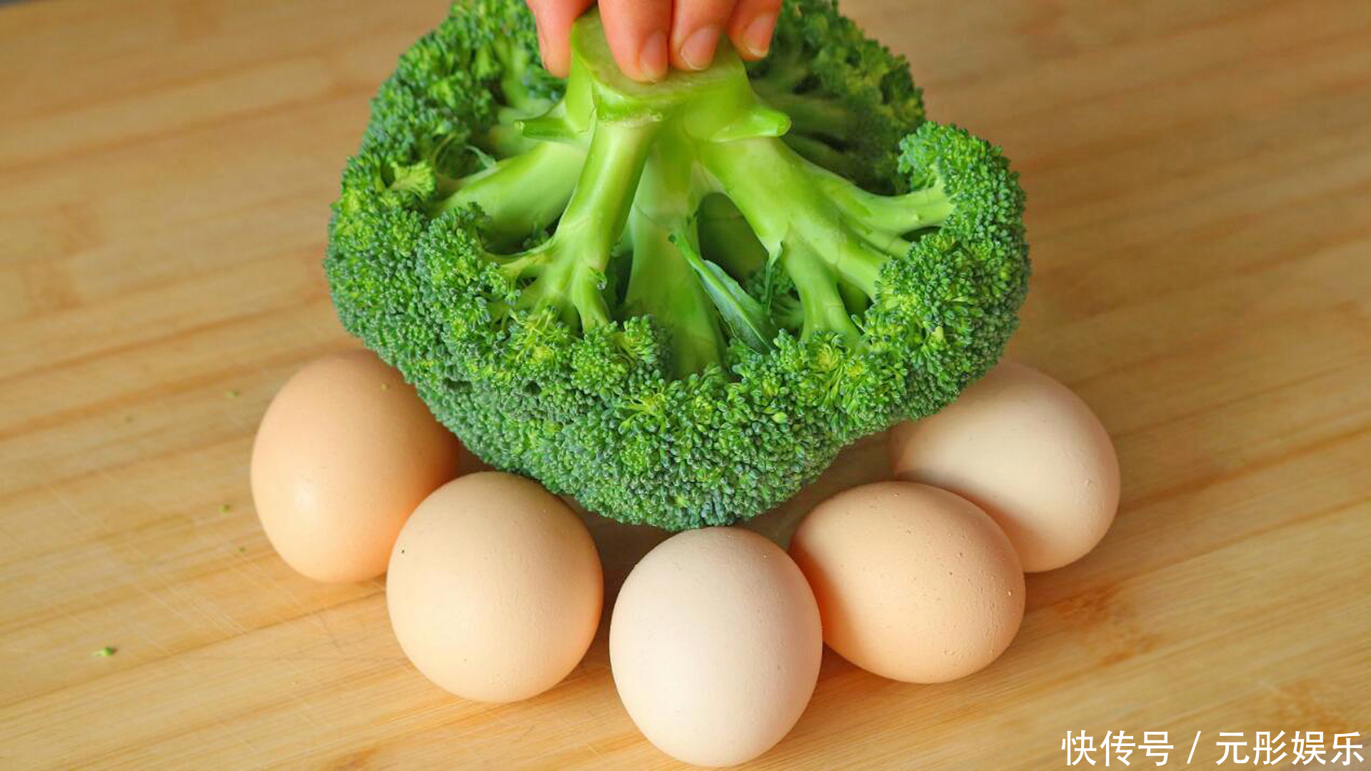 肉末|西兰花里加5个鸡蛋,教你新做法,出锅就扫光,营养解馋比肉还香