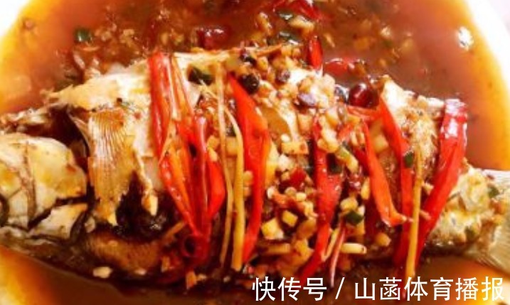 菜肴|红烧鲫鱼，颜色鲜亮味道浓郁，汤汁鲜美，此道菜肴适合给宝宝开胃