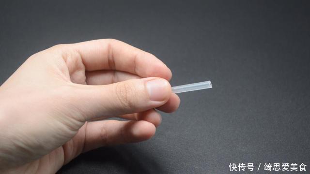 姑娘把笔芯缝在雨伞上,真是太聪明了,解决了困扰多年的难题