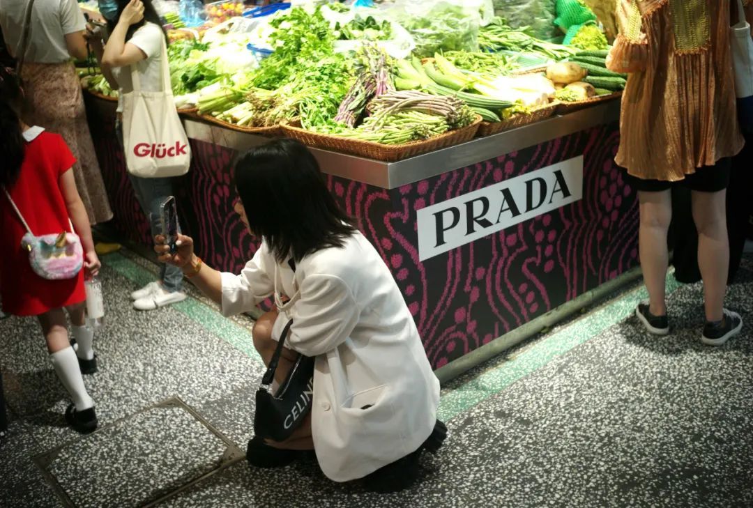 举动|Prada菜场外，女子一个举动让人瞠目结舌