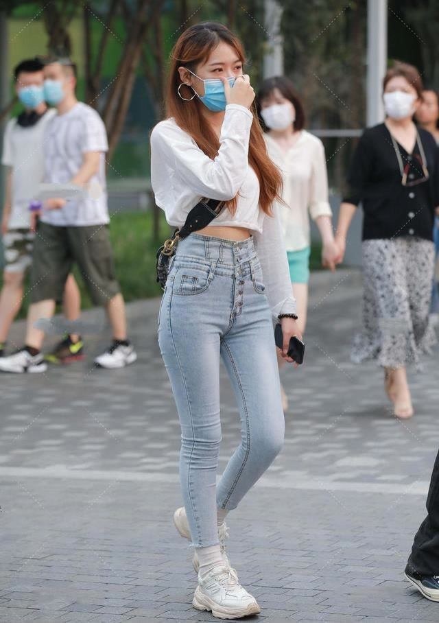 美的 年轻女生就是会穿,露脐衫配牛仔裤,轻松穿出小蛮腰,靓丽又清爽