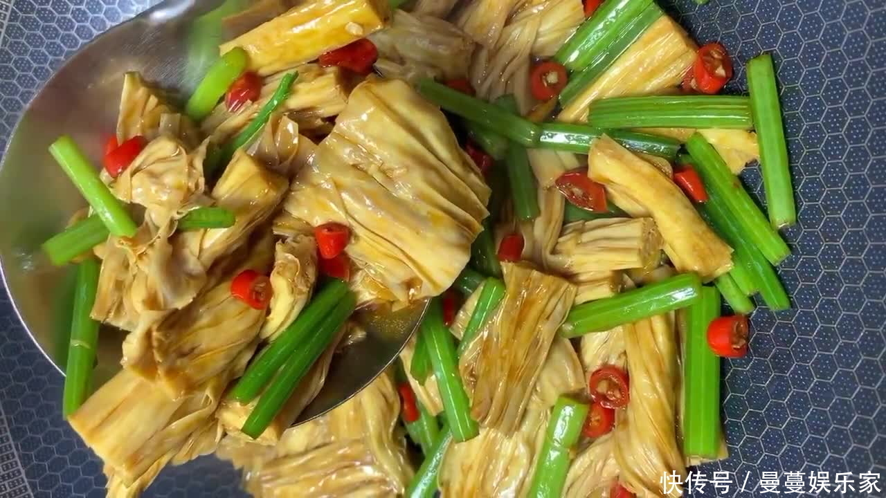 家常|芹菜炒腐竹,香辣爽口简单又美味,家常小炒的经典代表