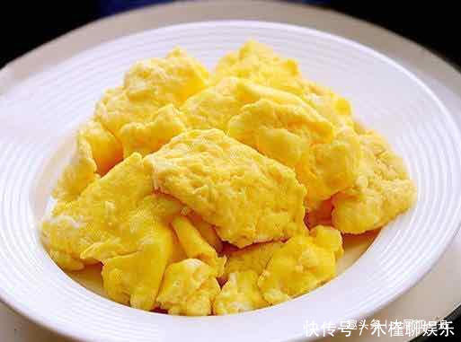 炒鸡蛋|炒鸡蛋,直接下锅煎就错啦,多做这两步,鸡蛋松散鲜嫩还显多
