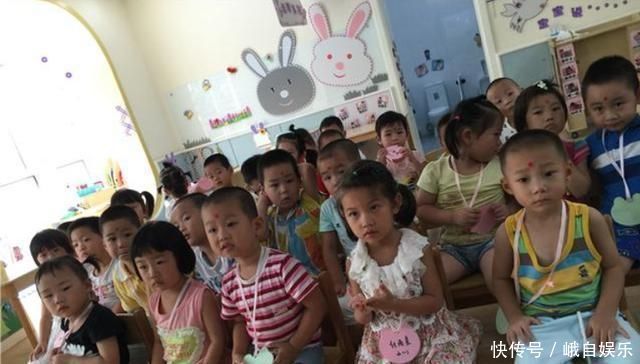萌娃|幼儿园老师手滑，把孩子上厕所照片发家长群，家长退学