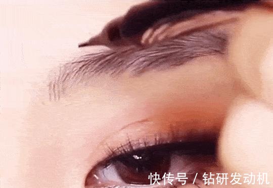 笔尖|讲真,女孩子出门一定不要这样子“化妆”,不仅尴尬还显丑!