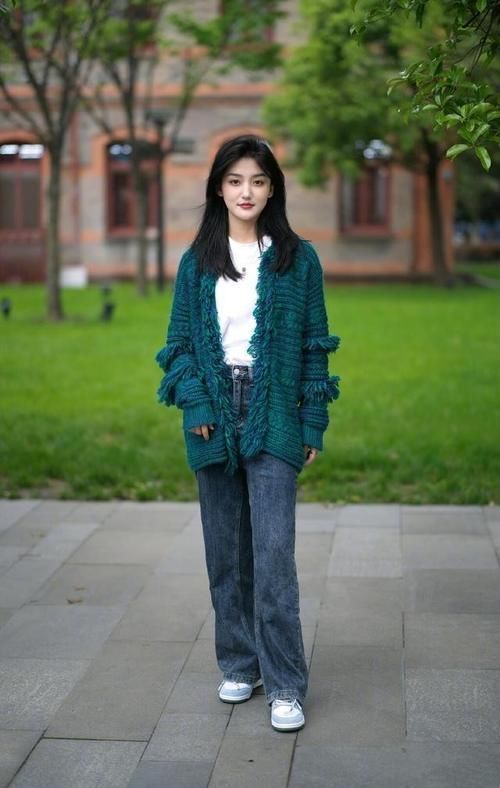 时髦 秋天不管穿裙子还是裤子，少配小白鞋，今年这3双鞋更时髦好看