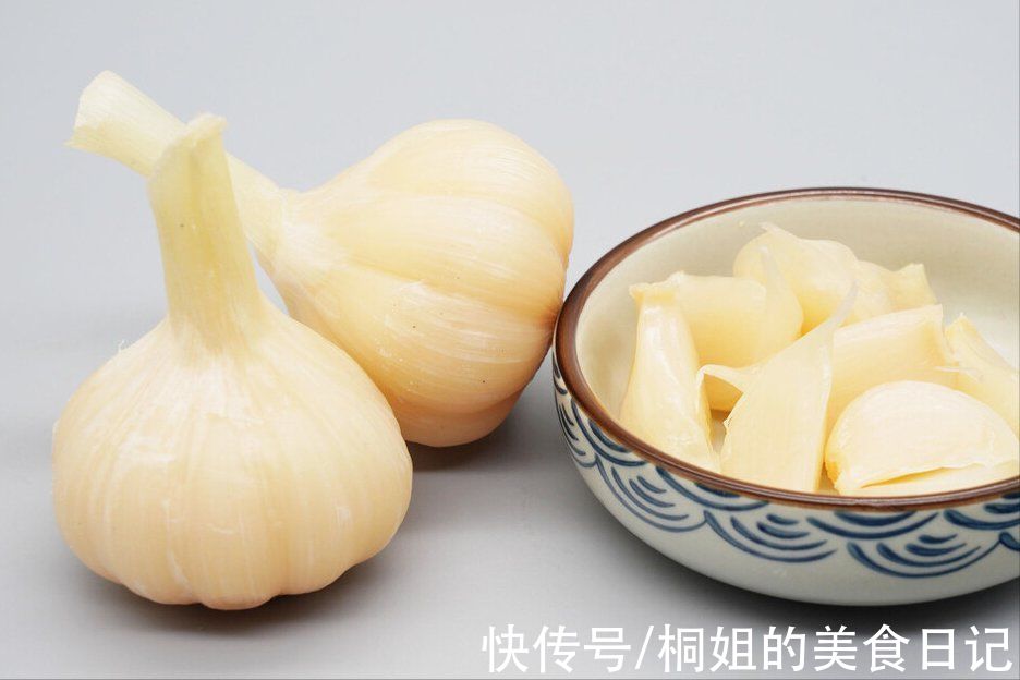 雪碧|往大蒜里倒入雪碧，原来饭店的腌糖蒜这样做，脆甜爽口真解腻