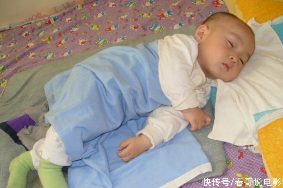 娃睡觉时出现这样的睡姿，说明他很健康，侧面反映妈妈很会养孩子