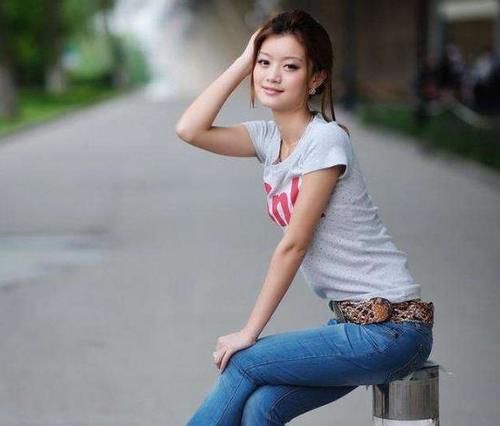 微胖身材|穿紧身牛仔裤的美女，穿出满满活力感，微胖身材穿出性感的身材
