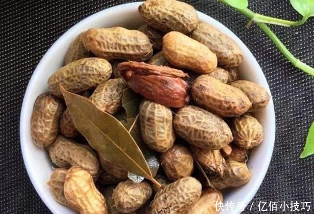 煮花生时,直接加水煮就错了,加点“它”,花生更香更入味