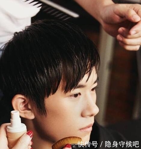 妆容|为何明星“上妆”化妆师用“粉底刷”居多?看完对比,你就明白了