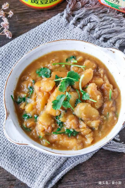 土豆别再炒丝了,教你一种好吃的做法,开胃又解馋,一盘不够吃