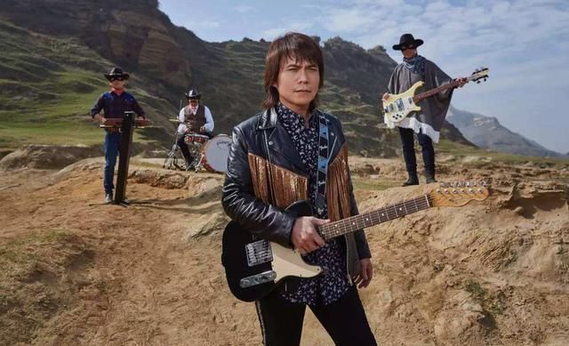 他是搖滾教父,出道30年與妻子丁克17年,52歲坐輪椅演唱