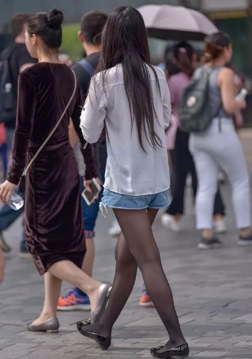 路人街拍短裤配黑丝的背影杀手,换双高跟鞋更好看呀