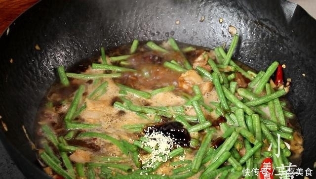 面条别再煮着吃了,教你做蒸面条,简单省事,主食和菜都有了