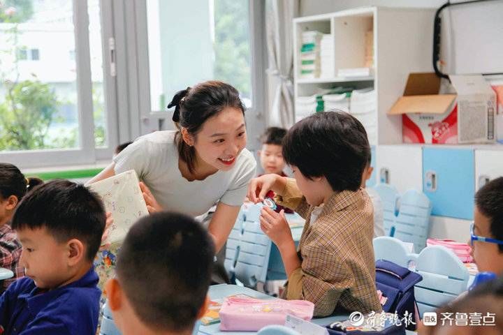 入学|开学啦！山东省实验小学一年级“小萌新”雨中入学