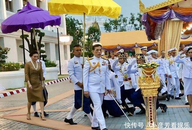 苏提达|诗妮娜不在眼前苏提达放松警惕?一身土豪金显俗气,直筒腰输贵妃