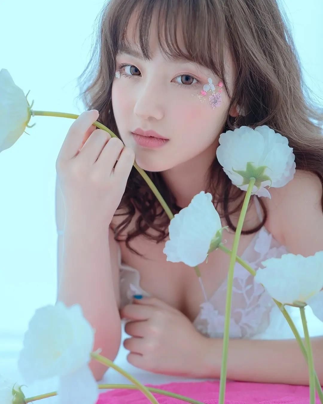 粉粉嫩嫩的桃花妆这样画，洋溢着暖春的气息，温柔又带点小妩媚