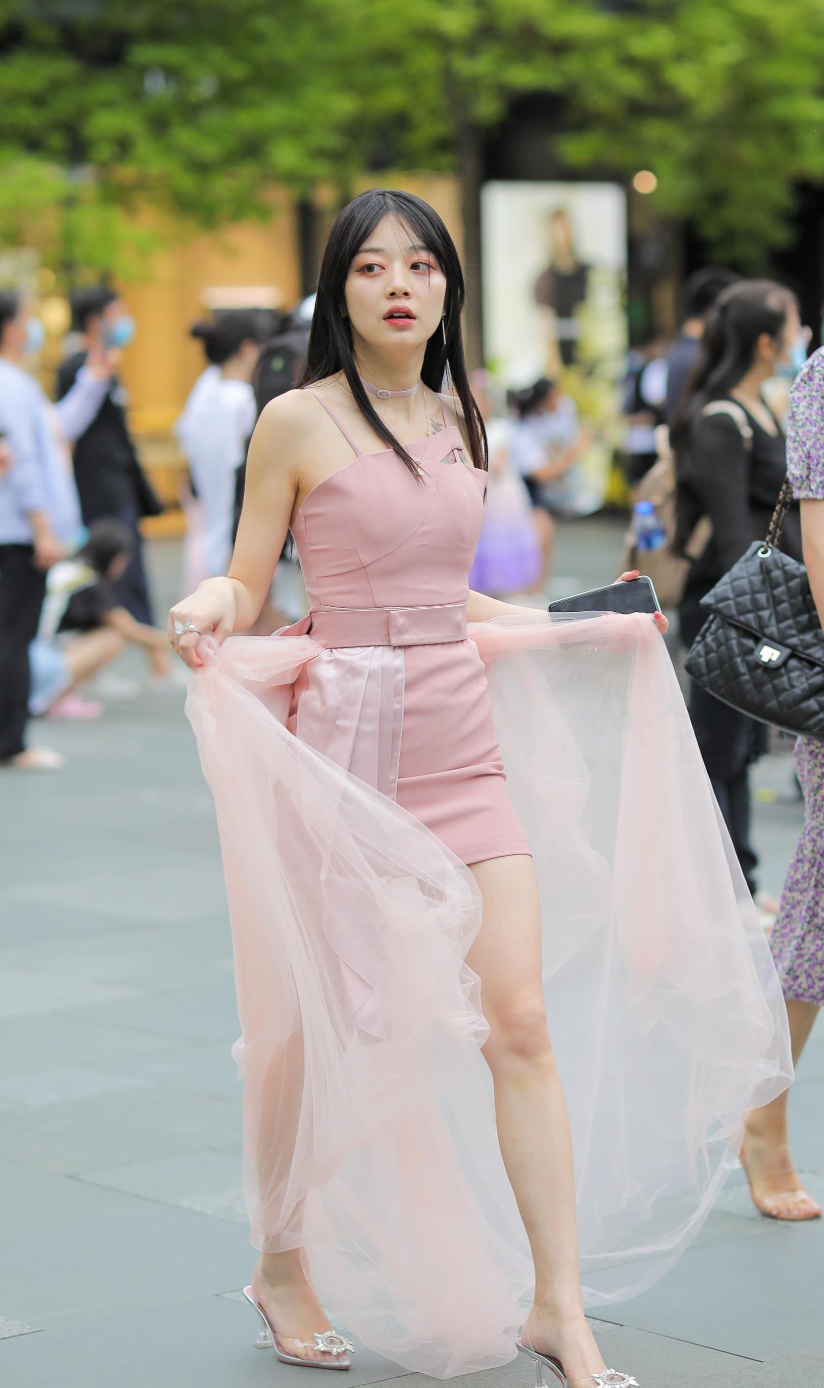 粉色是年轻女孩的最爱, 美女用粉色薄纱来装点连衣裙, 甜美又减龄