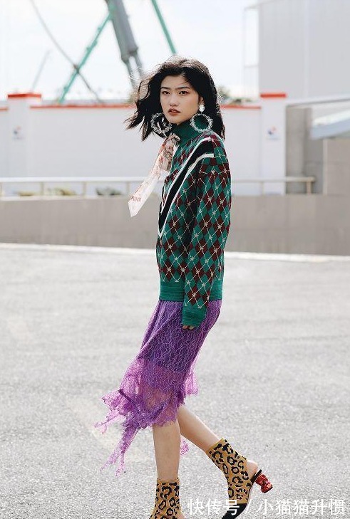 牛仔裤 破洞牛仔裤搭配黑色皮质短靴，时尚靓丽，酷飒有型