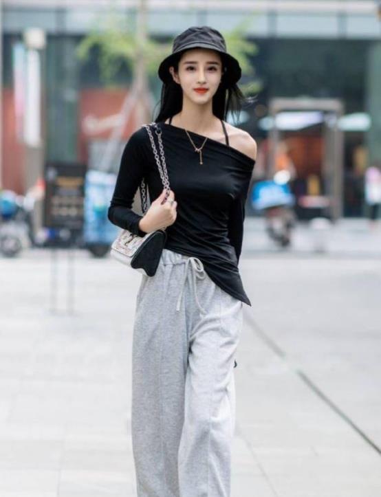 抹胸|街拍:飘逸长发的小美女,身穿黑色抹胸上衣,显得十分的优雅