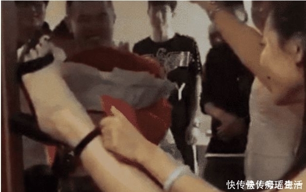 新娘|“最狠伴娘”火了，看到这样的腿，网友：这波操作是牛人