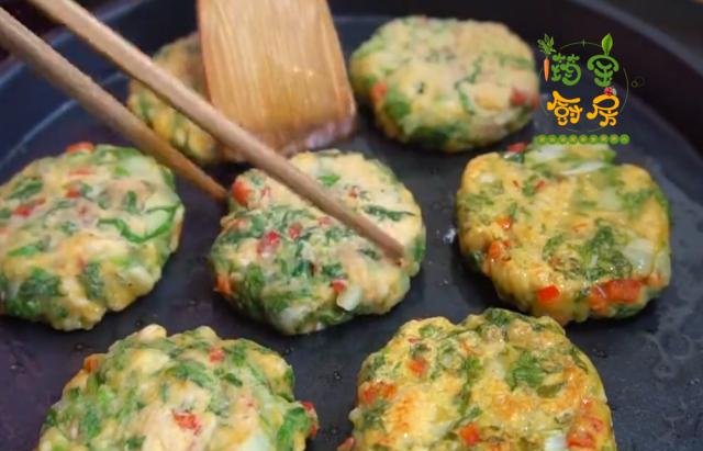 早餐饼这样做，青菜、粗粮加鸡肉，粗粮细做，营养健康，做法简单