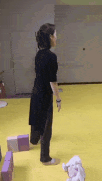 |搞笑GIF:公园里的健身器材已经被大妈们玩坏了