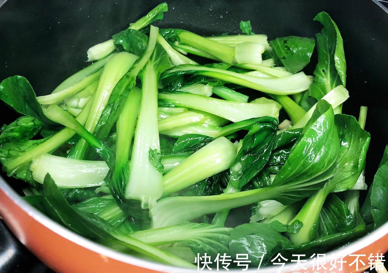 广东人|广东人教我炒青菜，牢记3个小技巧，青菜翠绿不出水，比饭店好吃