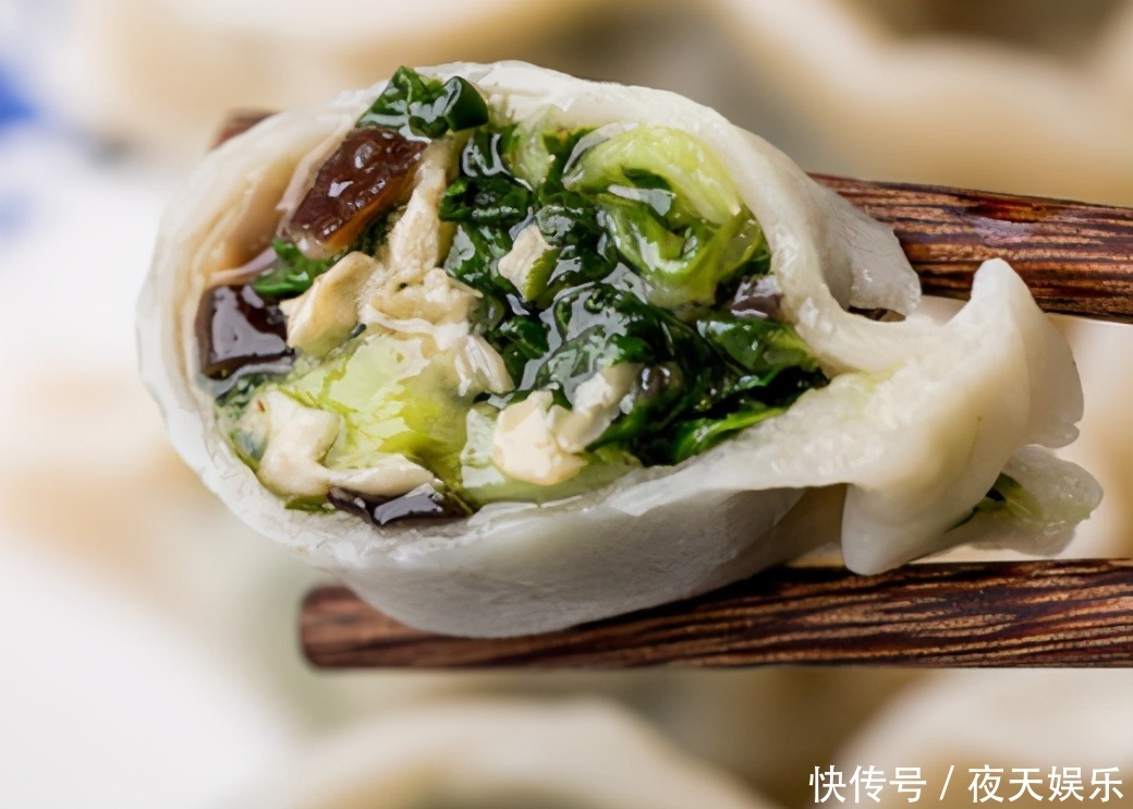 青菜的另类吃法,好吃入味,美味可口,做法简单,我一次吃好多呢